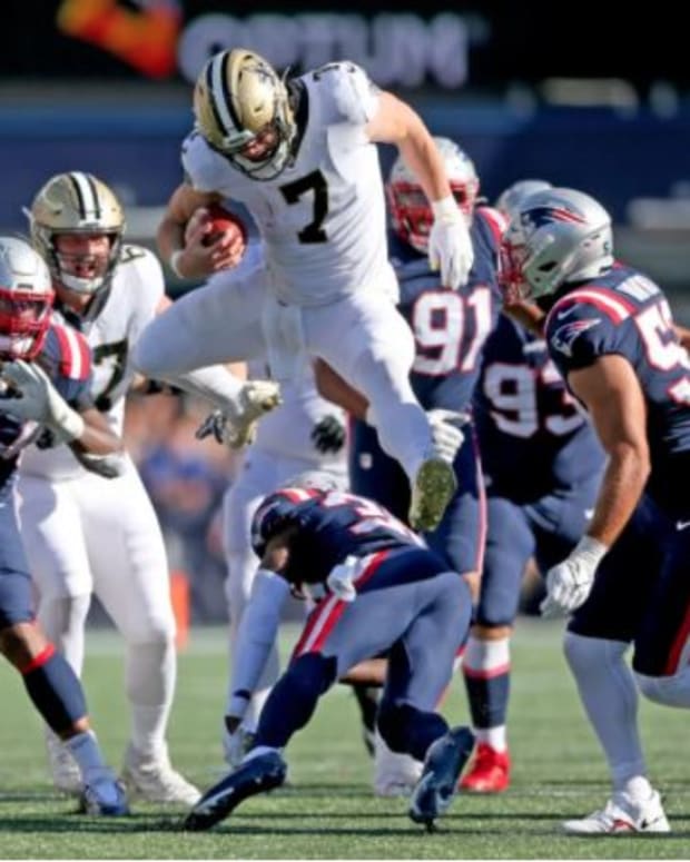 QB Taysom Hill Hurdles Patriots